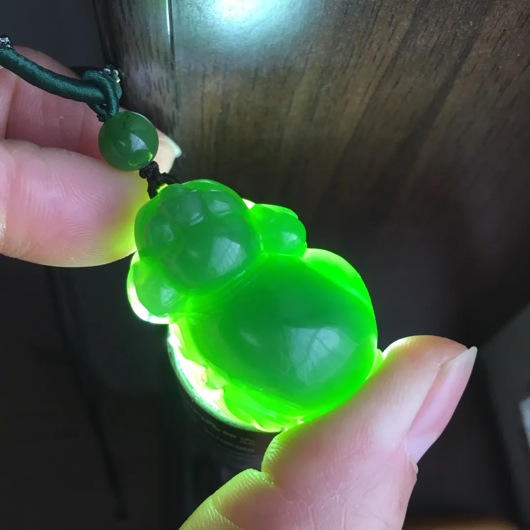 天然和田碧玉冰种起发财猪吊坠 ，老坑料果绿绿透光无黑点，主要是水头好，颜色美，晶体油润水头足，尺寸约36.8×26×20.7毫米，吊坠重约3克