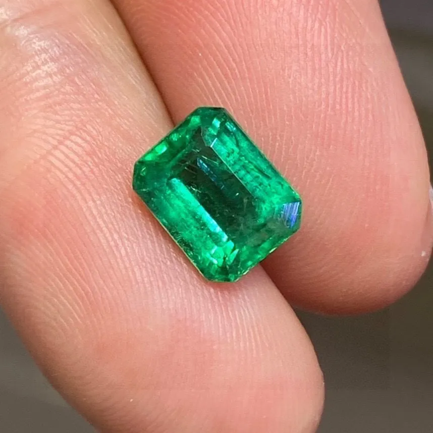 赞比亚天然祖母绿 颜色漂亮Vivid Green 
净度高 没有明显棉裂 切工火彩都非常棒
2.19ct 国际权威认证 。