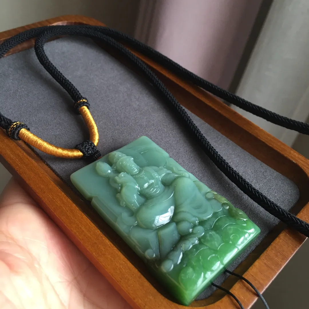 天然和田碧玉高冰种猫眼观音吊坠 ，老坑白加绿透光无黑点，主要是水头好，颜色美，晶体油润水头足，尺寸约60.8×38.2×11.2毫米，吊坠重约60.8克