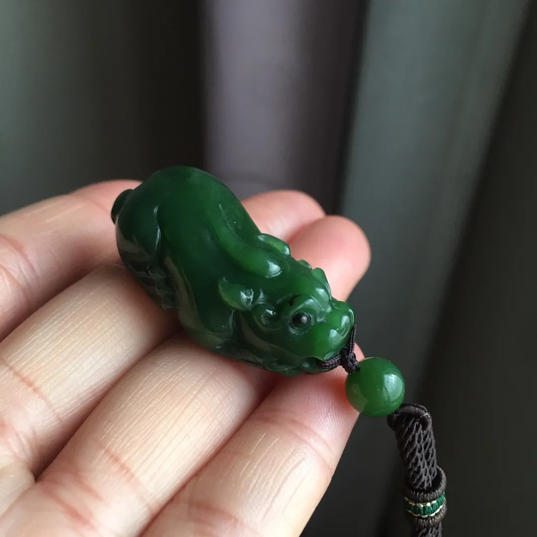 天然和田碧玉貔貅吊坠 ，老坑菠菜绿透光微黑点，主要是水头好，颜色美，晶体油润水头足，尺寸约42×21×15.5毫米，吊坠重约22.8克