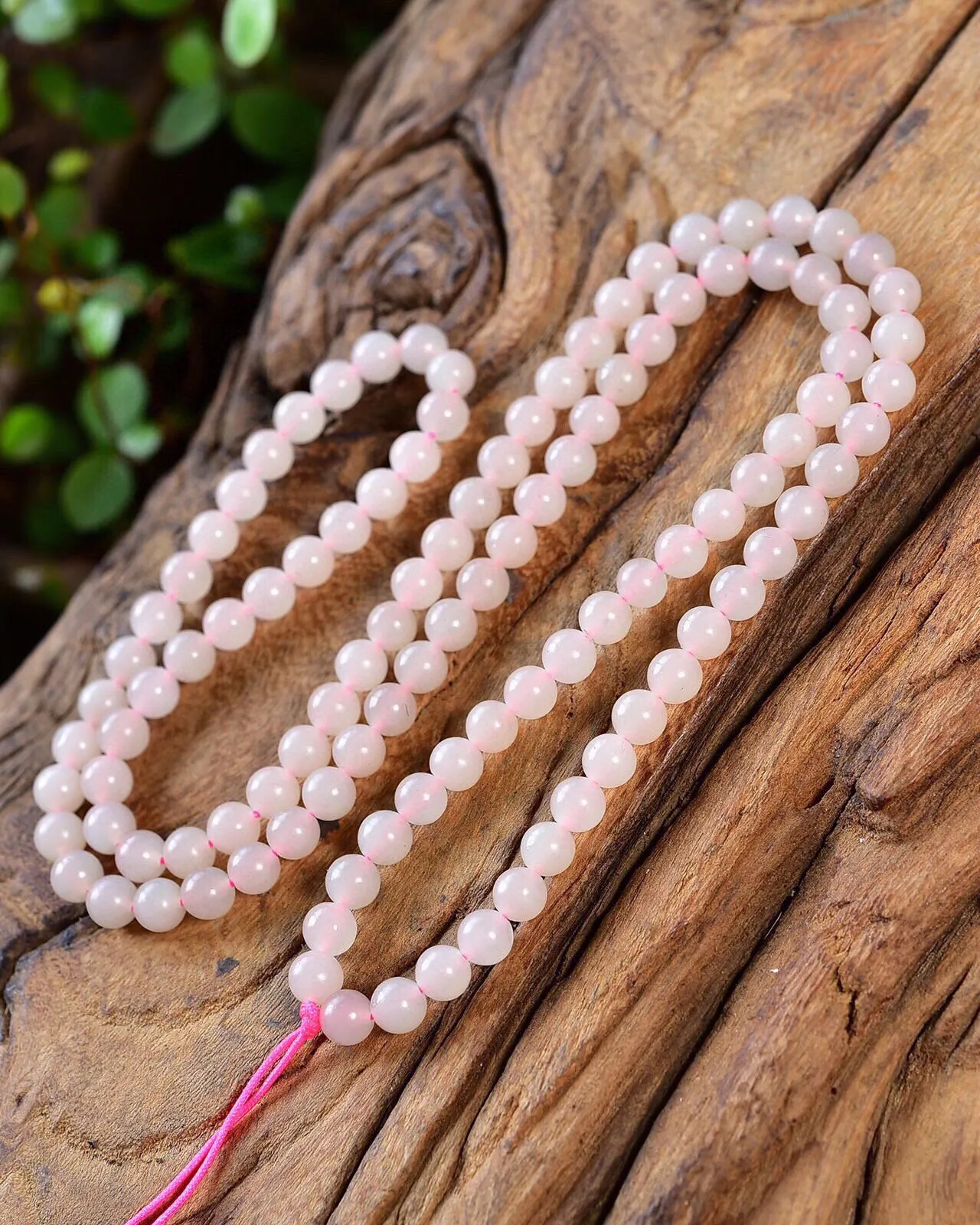 天然和田玉.藕粉.正圆珠.108颗.佛珠.项链 .玉质油润细腻.手工打磨.上身效果.优美大气.尺寸6mm.重35.4克.