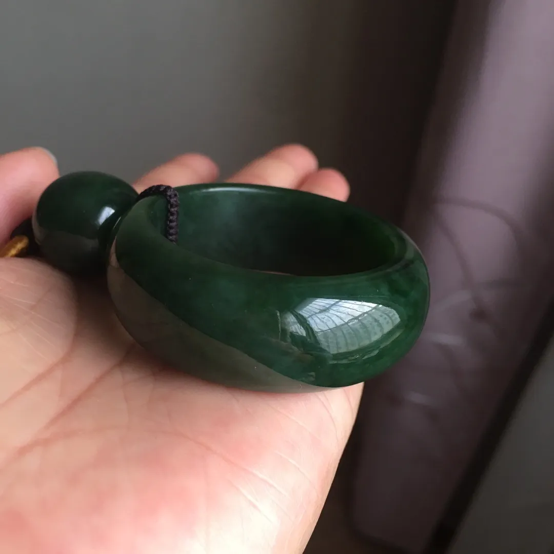 天然和田碧玉平安扣吊坠 ，老坑菠菜绿透光无黑点，主要是水头好，颜色美，晶体油润水头足，尺寸约55.8×8.6毫米，吊坠重约67克