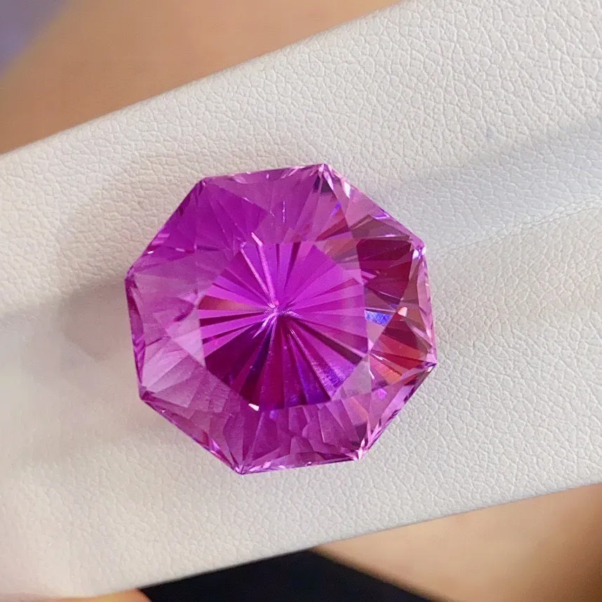 精品紫锂辉 漂亮紫荆花色 
全净玻璃体 精切工 火彩绚丽 
38.12ct 规格19×19×16.5mm 自然光拍