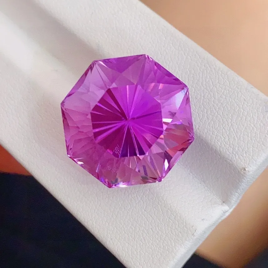 精品紫锂辉 漂亮紫荆花色 
全净玻璃体 精切工 火彩绚丽 
38.12ct 规格19×19×16.5mm 自然光拍