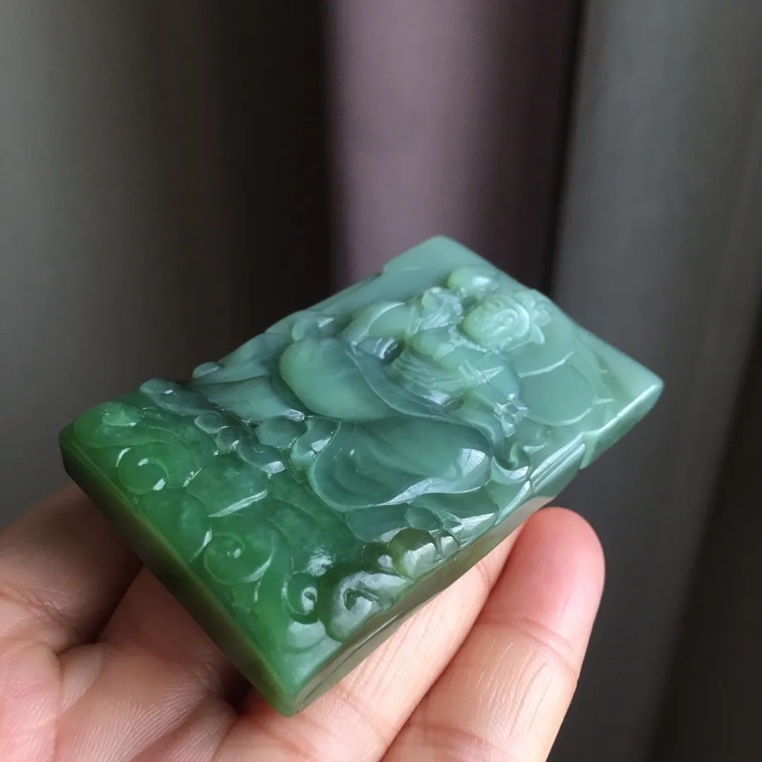 天然和田碧玉高冰种猫眼观音吊坠 ，老坑白加绿透光无黑点，主要是水头好，颜色美，晶体油润水头足，尺寸约60.8×38.2×11.2毫米，吊坠重约60.8克
