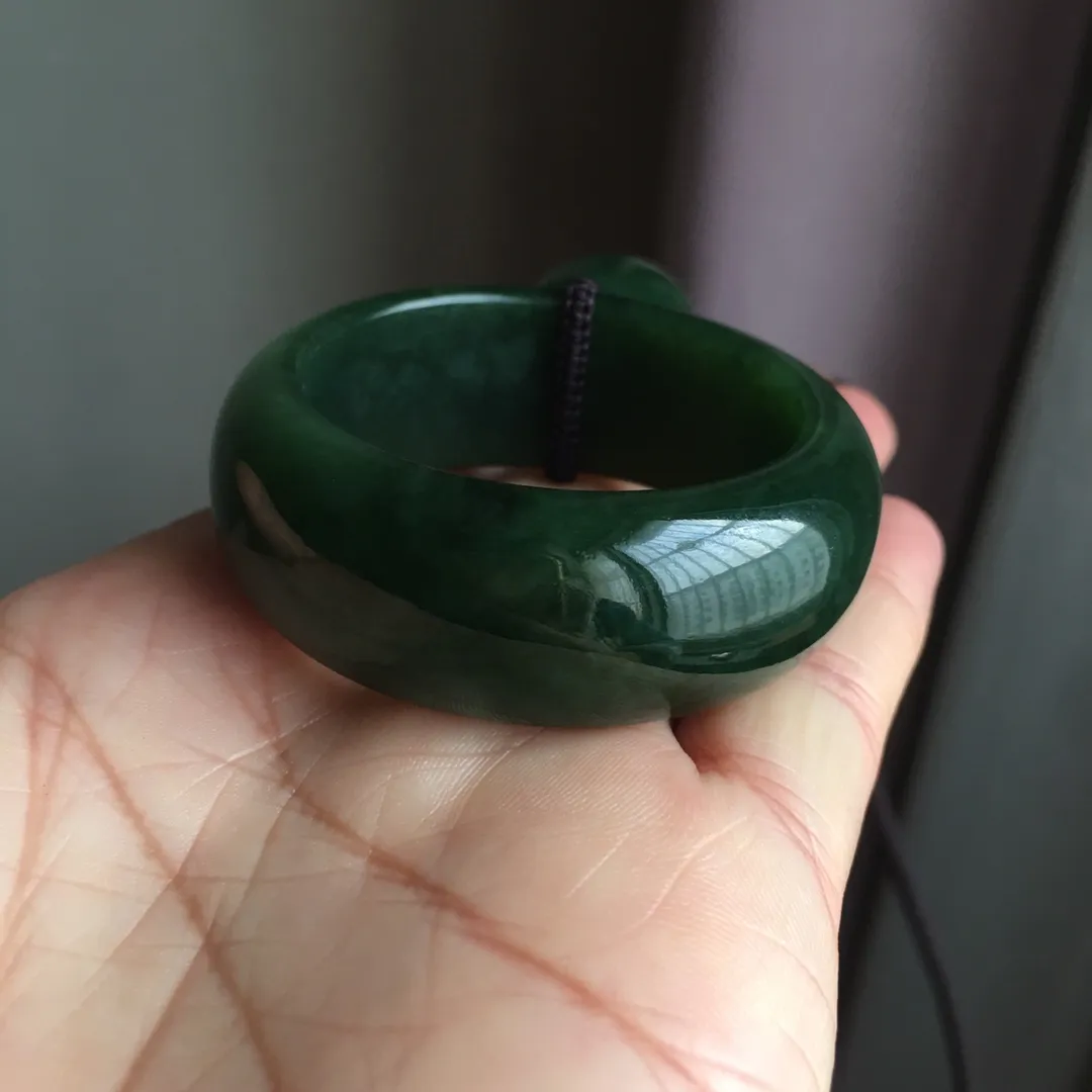 天然和田碧玉平安扣吊坠 ，老坑菠菜绿透光无黑点，主要是水头好，颜色美，晶体油润水头足，尺寸约55.8×8.6毫米，吊坠重约67克