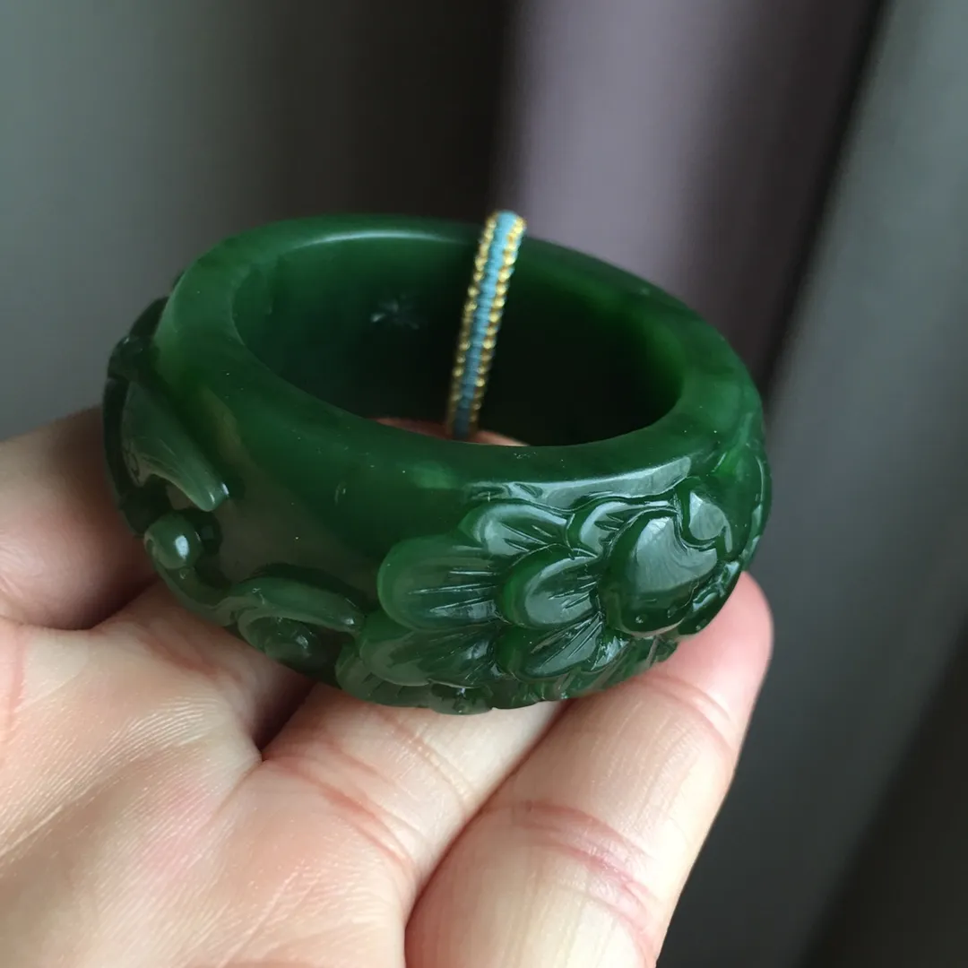 天然和田碧玉冰种花开富贵平安扣吊坠 ，老坑正阳绿透光无黑点，主要是水头好，颜色美，晶体油润水头足，尺寸约52×10.5毫米，吊坠重约50.9克