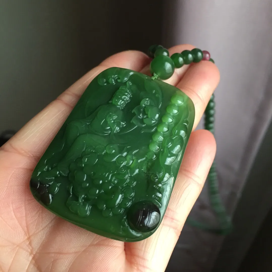 天然和田碧玉冰种老红皮文殊菩萨吊坠 ，老坑正阳绿 主要是水头好，颜色美，晶体油润水头足，6毫米天然碧玉珠链，尺寸约57.9×429.4毫米，重约75克