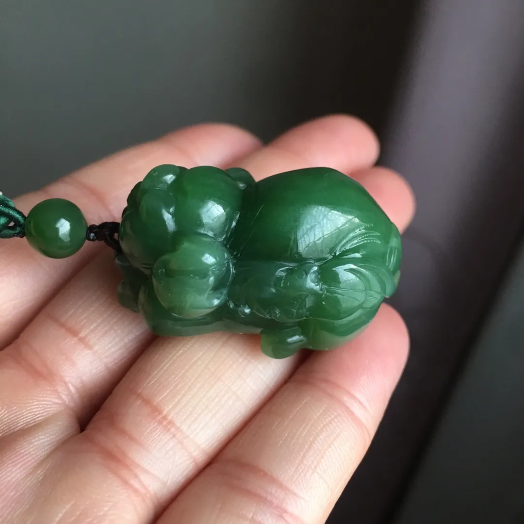 天然和田碧玉冰种起发财猪吊坠 ，老坑料果绿绿透光无黑点，主要是水头好，颜色美，晶体油润水头足，尺寸约36.8×26×20.7毫米，吊坠重约3克