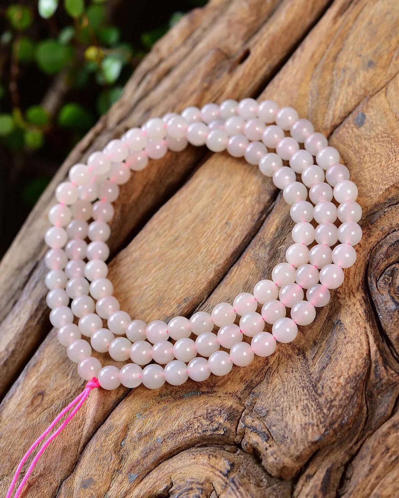 天然和田玉.藕粉.正圆珠.108颗.佛珠.项链 .玉质油润细腻.手工打磨.上身效果.优美大气.尺寸6mm.重35.4克.