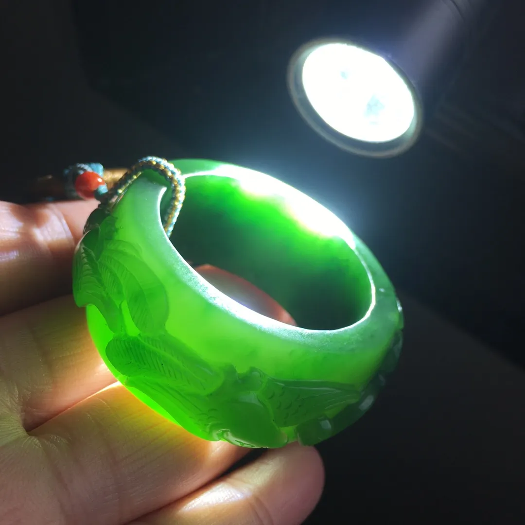 天然和田碧玉冰种花开富贵平安扣吊坠 ，老坑正阳绿透光无黑点，主要是水头好，颜色美，晶体油润水头足，尺寸约52×10.5毫米，吊坠重约50.9克