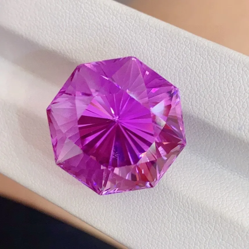 精品紫锂辉 漂亮紫荆花色 
全净玻璃体 精切工 火彩绚丽 
38.12ct 规格19×19×16.5mm 自然光拍