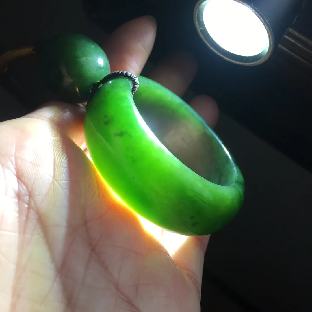 天然和田碧玉平安扣吊坠 ，老坑菠菜绿透光无黑点，主要是水头好，颜色美，晶体油润水头足，尺寸约55.8×8.6毫米，吊坠重约67克