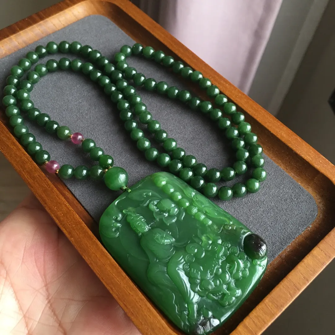 天然和田碧玉冰种老红皮文殊菩萨吊坠 ，老坑正阳绿 主要是水头好，颜色美，晶体油润水头足，6毫米天然碧玉珠链，尺寸约57.9×429.4毫米，重约75克