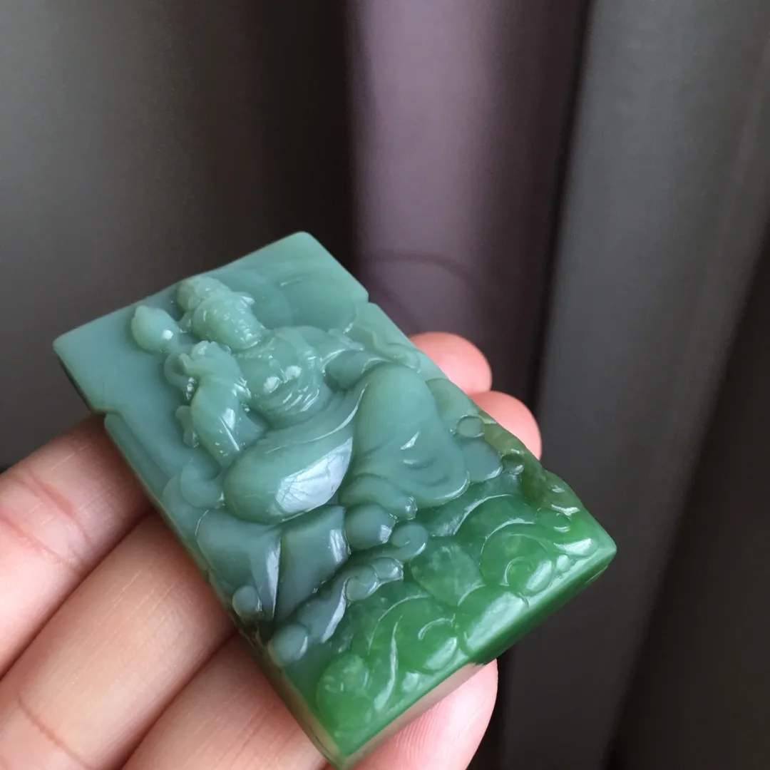 天然和田碧玉高冰种猫眼观音吊坠 ，老坑白加绿透光无黑点，主要是水头好，颜色美，晶体油润水头足，尺寸约60.8×38.2×11.2毫米，吊坠重约60.8克