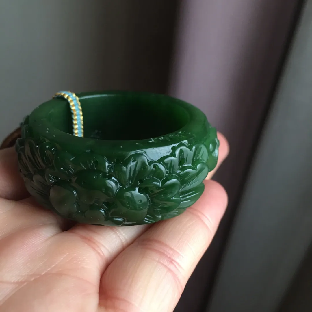 天然和田碧玉冰种花开富贵平安扣吊坠 ，老坑正阳绿透光无黑点，主要是水头好，颜色美，晶体油润水头足，尺寸约52×10.5毫米，吊坠重约50.9克