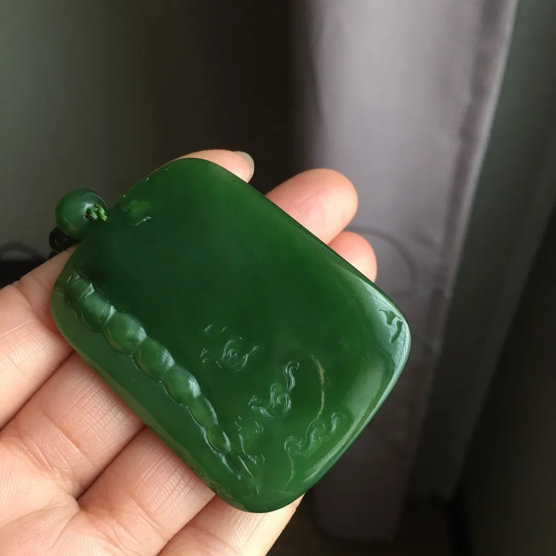 天然和田碧玉冰种老红皮文殊菩萨吊坠 ，老坑正阳绿 主要是水头好，颜色美，晶体油润水头足，6毫米天然碧玉珠链，尺寸约57.9×429.4毫米，重约75克