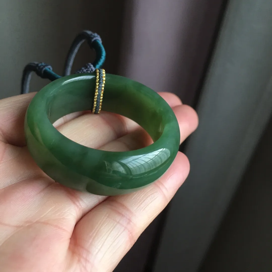 天然和田碧玉冰种平安扣吊坠 ，老坑果绿透光无黑点，主要是水头好，颜色美，晶体油润水头足，尺寸约49.5×15.9毫米，吊坠重约36.3克
