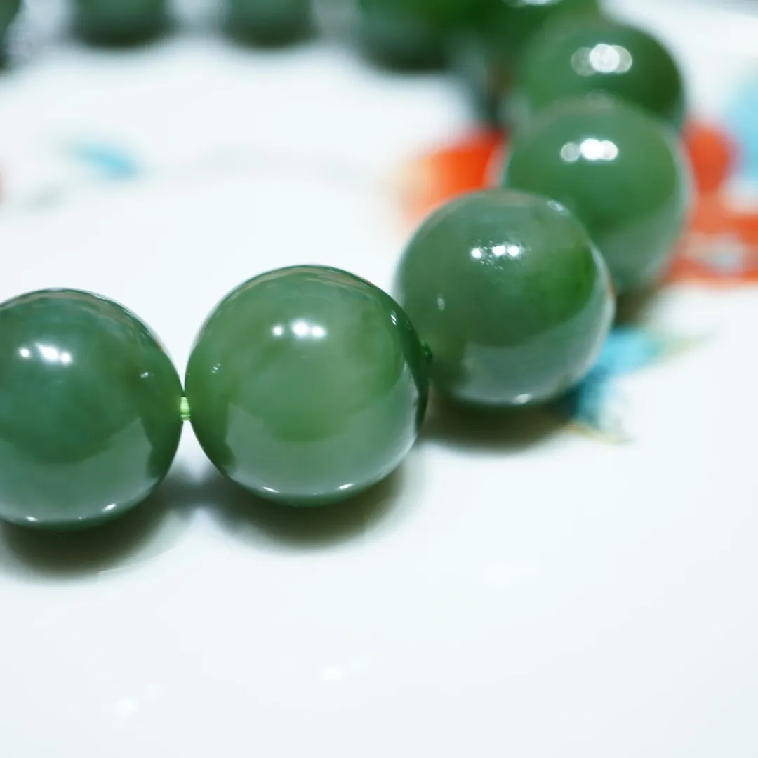 【碧玉 菠菜绿手链】一款非常精致漂亮的老坑碧玉菠菜绿手链 苏工手工打磨 玉质油润细腻 颜色漂亮 几乎无黑点  规格13mm 左右