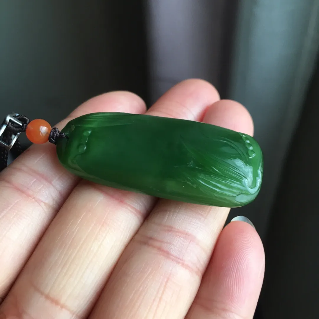 天然和田碧玉高冰种辣绿猫眼节节高升吊坠，老坑料正阳绿辣绿透光无黑点，晶体油润水头足，吊坠尺寸约46.1×21.1×8.3毫米，吊坠重约16.2克