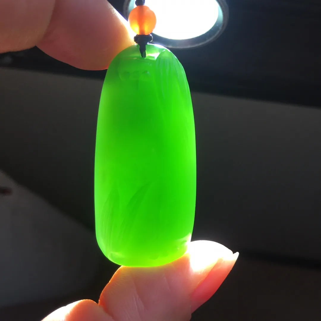 天然和田碧玉高冰种辣绿猫眼节节高升吊坠，老坑料正阳绿辣绿透光无黑点，晶体油润水头足，吊坠尺寸约46.1×21.1×8.3毫米，吊坠重约16.2克