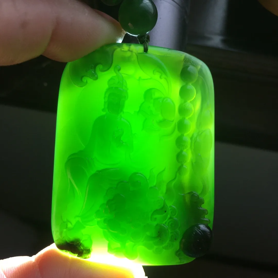 天然和田碧玉冰种老红皮文殊菩萨吊坠 ，老坑正阳绿 主要是水头好，颜色美，晶体油润水头足，6毫米天然碧玉珠链，尺寸约57.9×429.4毫米，重约75克