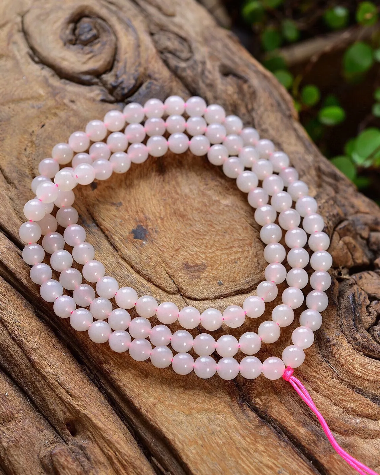 天然和田玉.藕粉.正圆珠.108颗.佛珠.项链 .玉质油润细腻.手工打磨.上身效果.优美大气.尺寸6mm.重35.4克.