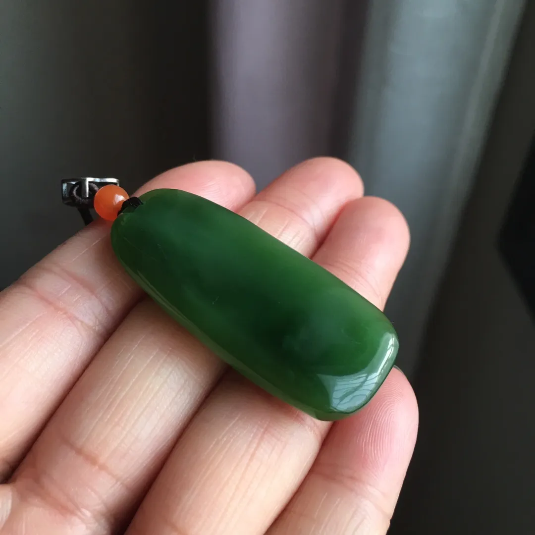 天然和田碧玉高冰种辣绿猫眼节节高升吊坠，老坑料正阳绿辣绿透光无黑点，晶体油润水头足，吊坠尺寸约46.1×21.1×8.3毫米，吊坠重约16.2克