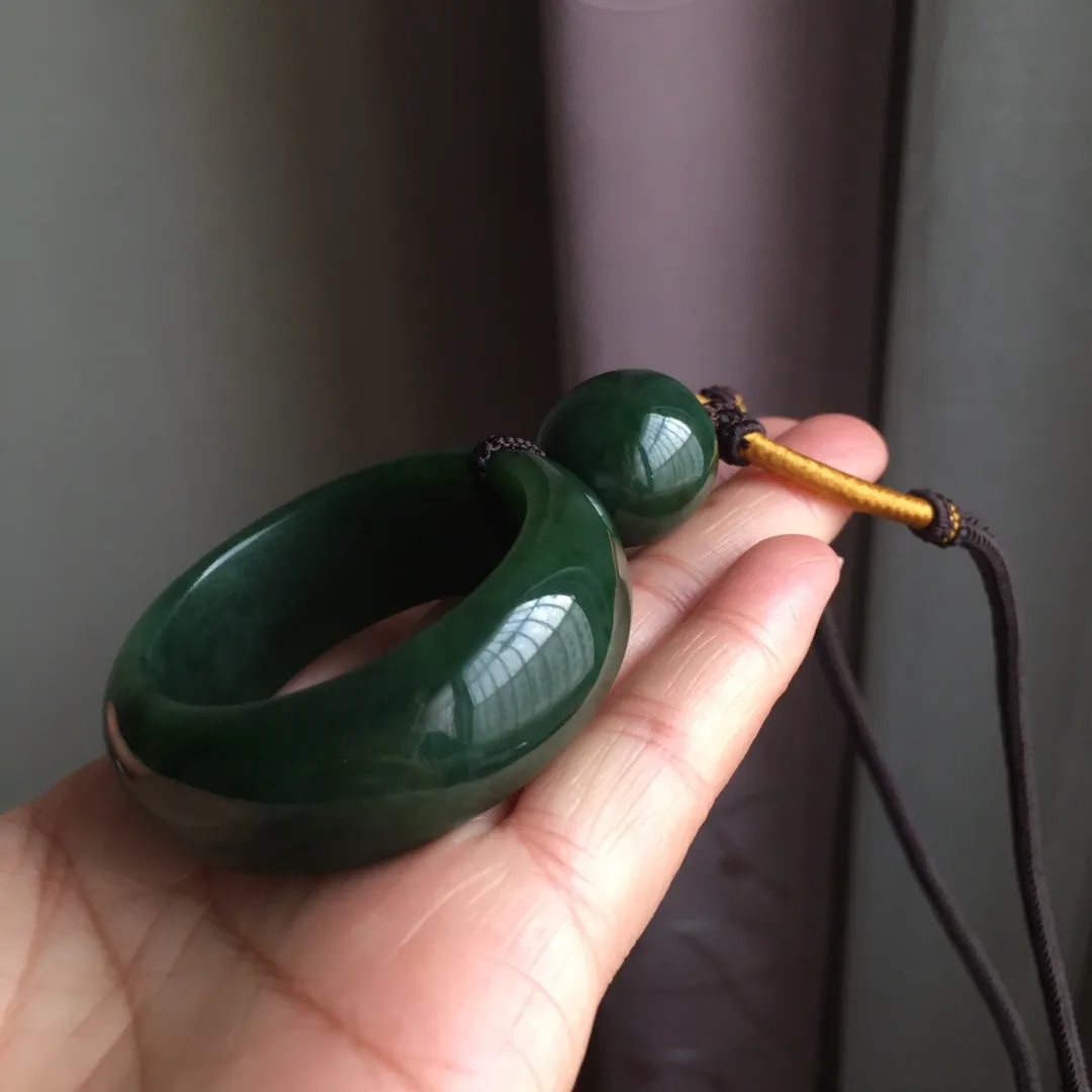 天然和田碧玉平安扣吊坠 ，老坑菠菜绿透光无黑点，主要是水头好，颜色美，晶体油润水头足，尺寸约55.8×8.6毫米，吊坠重约67克