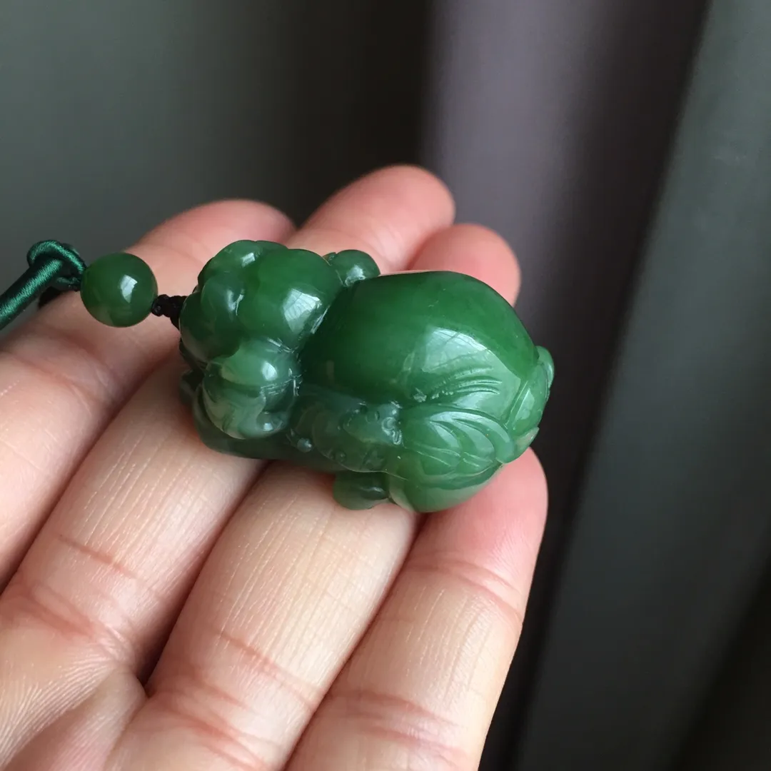 天然和田碧玉冰种起发财猪吊坠 ，老坑料果绿绿透光无黑点，主要是水头好，颜色美，晶体油润水头足，尺寸约36.8×26×20.7毫米，吊坠重约3克