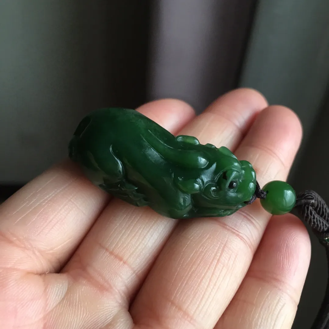 天然和田碧玉貔貅吊坠 ，老坑菠菜绿透光微黑点，主要是水头好，颜色美，晶体油润水头足，尺寸约42×21×15.5毫米，吊坠重约22.8克