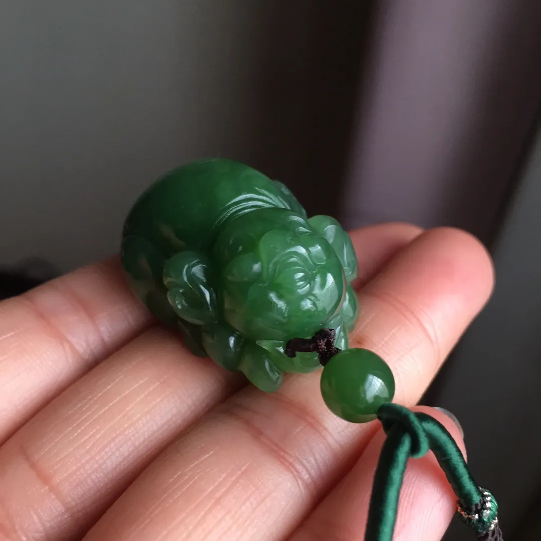 天然和田碧玉冰种起发财猪吊坠 ，老坑料果绿绿透光无黑点，主要是水头好，颜色美，晶体油润水头足，尺寸约36.8×26×20.7毫米，吊坠重约3克