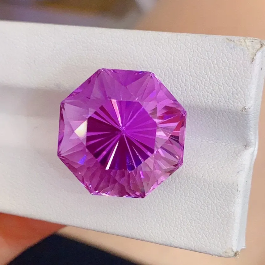 精品紫锂辉 漂亮紫荆花色 
全净玻璃体 精切工 火彩绚丽 
38.12ct 规格19×19×16.5mm 自然光拍