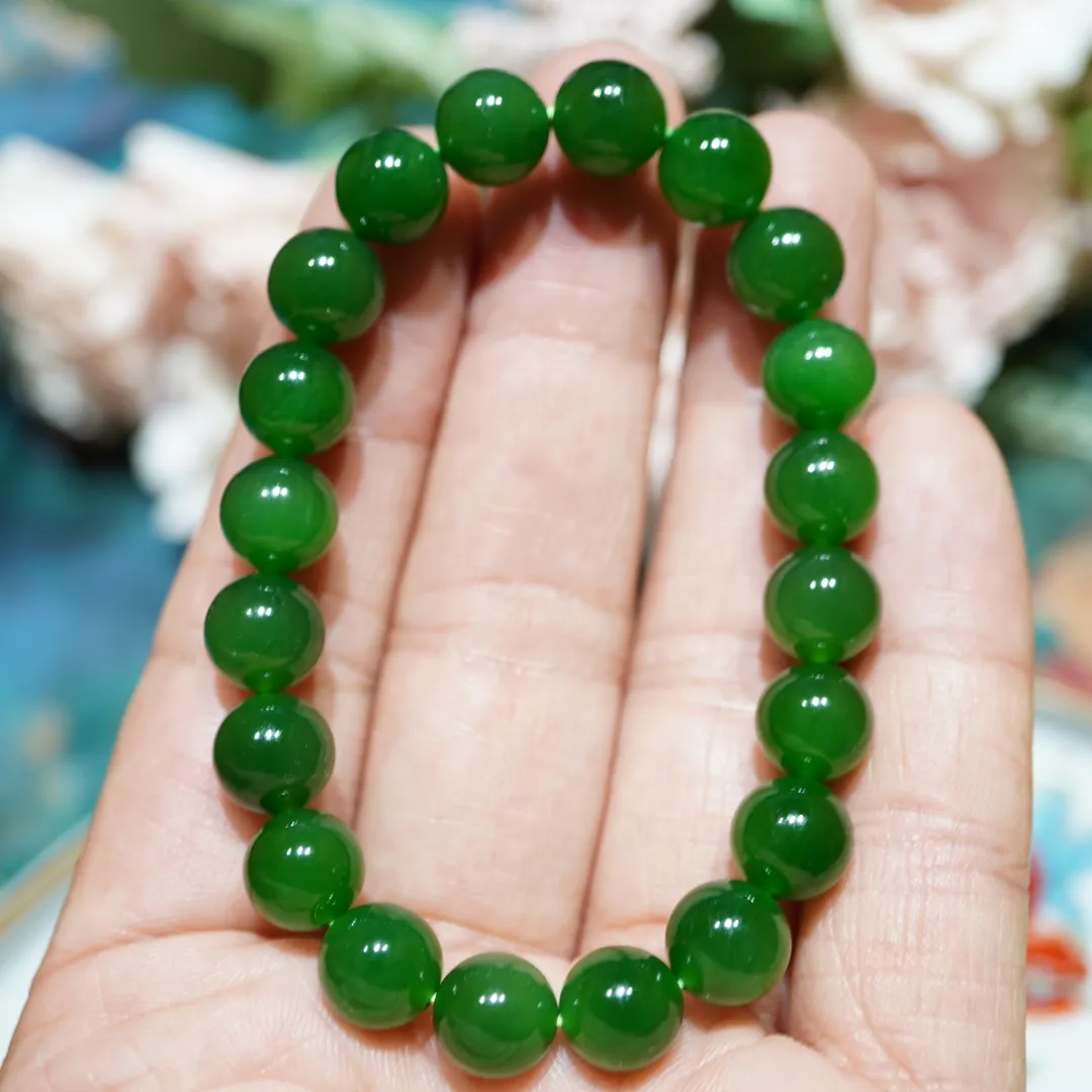 【碧玉 菠菜绿手链】一款非常精致漂亮的老坑碧玉菠菜绿手链 苏工手工打磨 满色菠菜绿 玉质老熟 颜色漂亮  无杂无裂起胶 佩戴高档  规格9.5m 左右