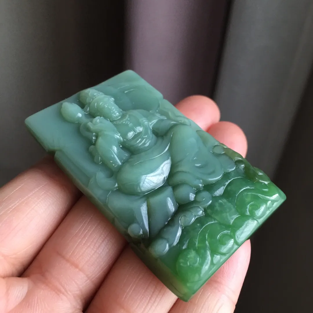 天然和田碧玉高冰种猫眼观音吊坠 ，老坑白加绿透光无黑点，主要是水头好，颜色美，晶体油润水头足，尺寸约60.8×38.2×11.2毫米，吊坠重约60.8克