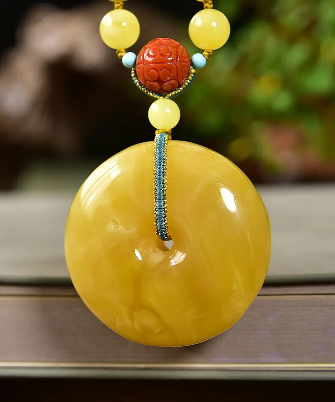 天然俄料蜜蜡平安扣吊坠，圆润饱满，鸡油黄飘白花蜜，无烤色无处理，高货品质棒，坠重约28克，尺寸约44x44x20毫米，总重约43.3克，天然蜜蜡绿松石链