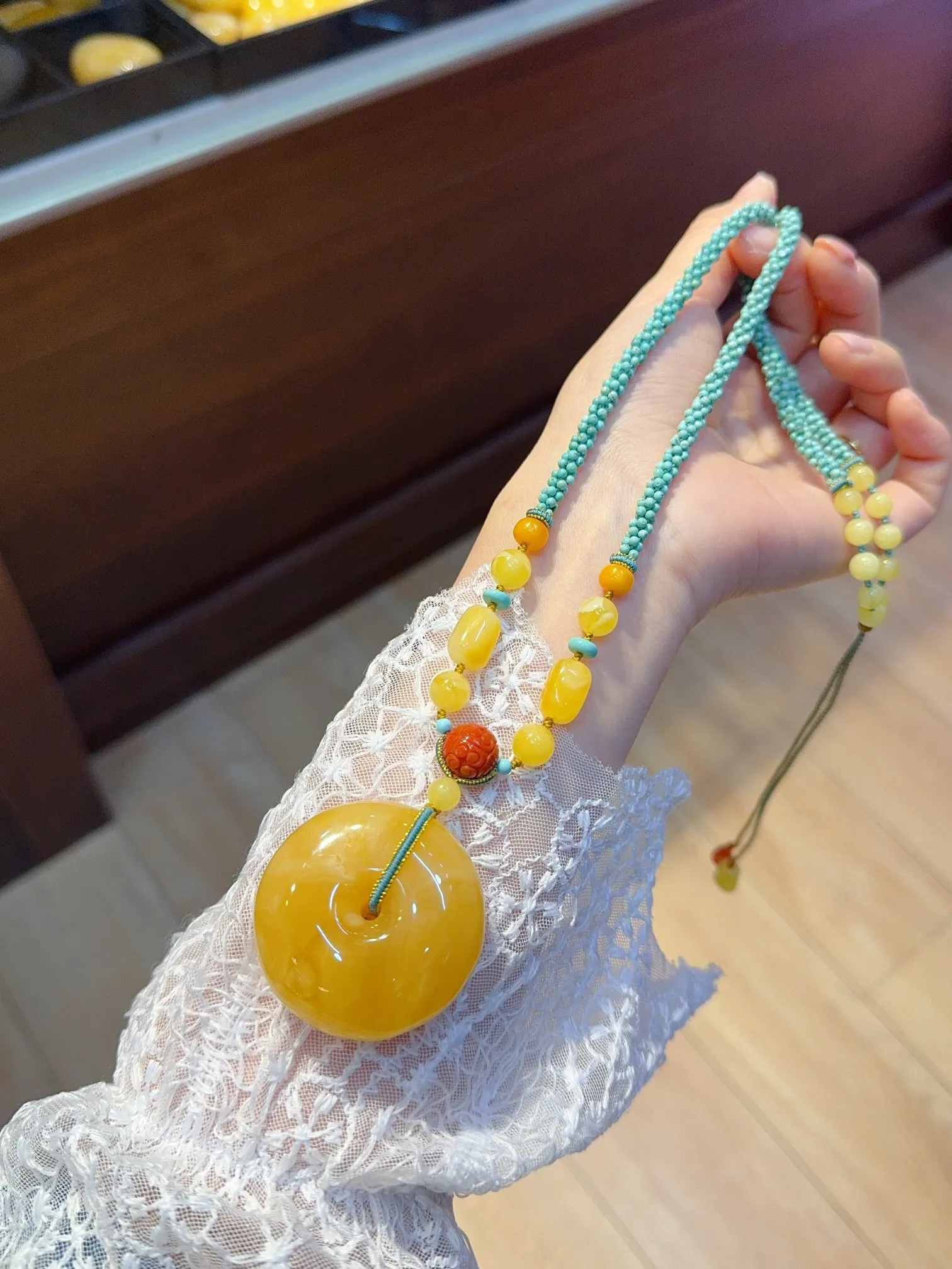 天然俄料蜜蜡平安扣吊坠，圆润饱满，鸡油黄飘白花蜜，无烤色无处理，高货品质棒，坠重约28克，尺寸约44x44x20毫米，总重约43.3克，天然蜜蜡绿松石链