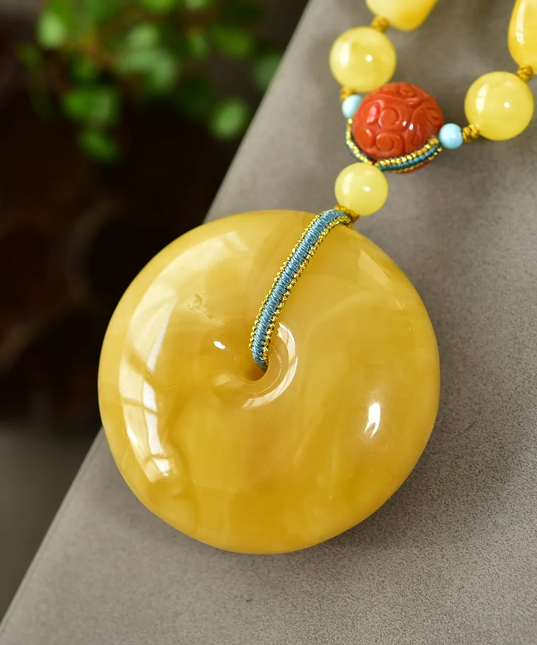 天然俄料蜜蜡平安扣吊坠，圆润饱满，鸡油黄飘白花蜜，无烤色无处理，高货品质棒，坠重约28克，尺寸约44x44x20毫米，总重约43.3克，天然蜜蜡绿松石链