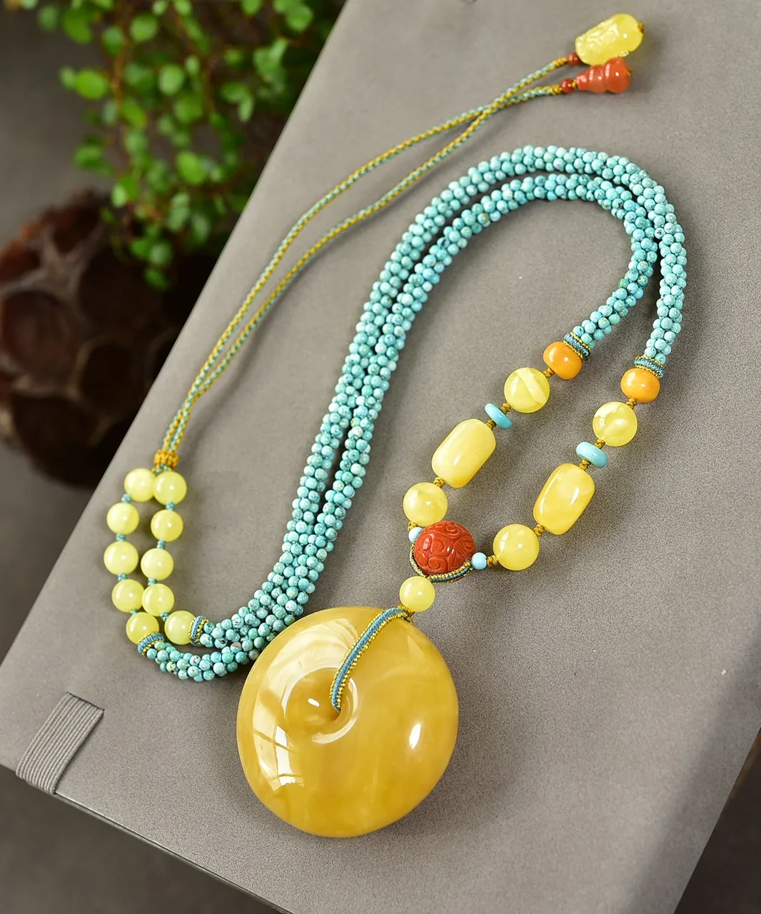 天然俄料蜜蜡平安扣吊坠，圆润饱满，鸡油黄飘白花蜜，无烤色无处理，高货品质棒，坠重约28克，尺寸约44x44x20毫米，总重约43.3克，天然蜜蜡绿松石链