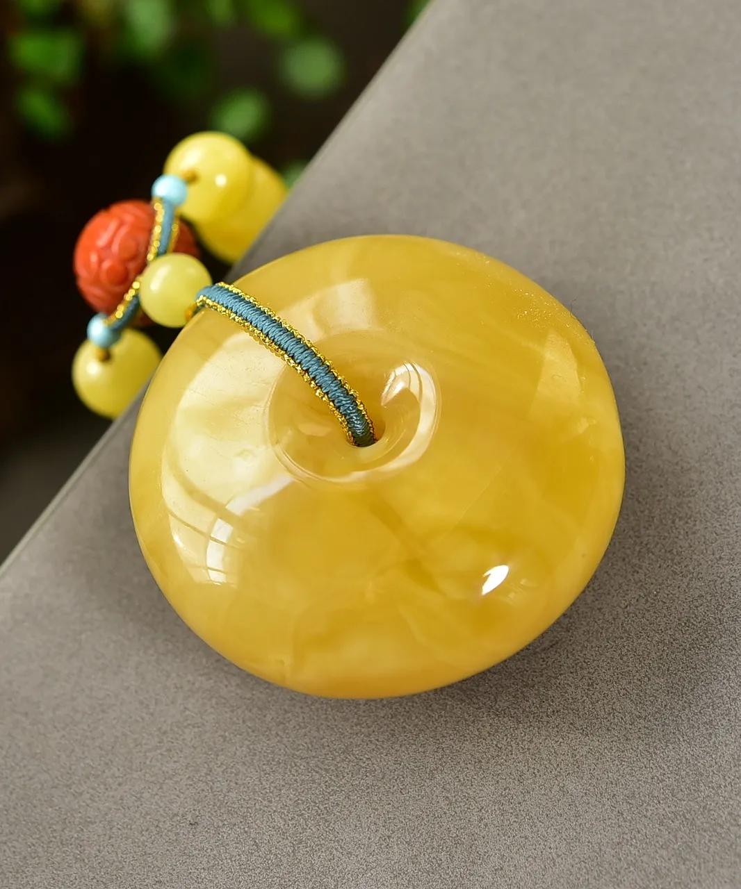 天然俄料蜜蜡平安扣吊坠，圆润饱满，鸡油黄飘白花蜜，无烤色无处理，高货品质棒，坠重约28克，尺寸约44x44x20毫米，总重约43.3克，天然蜜蜡绿松石链