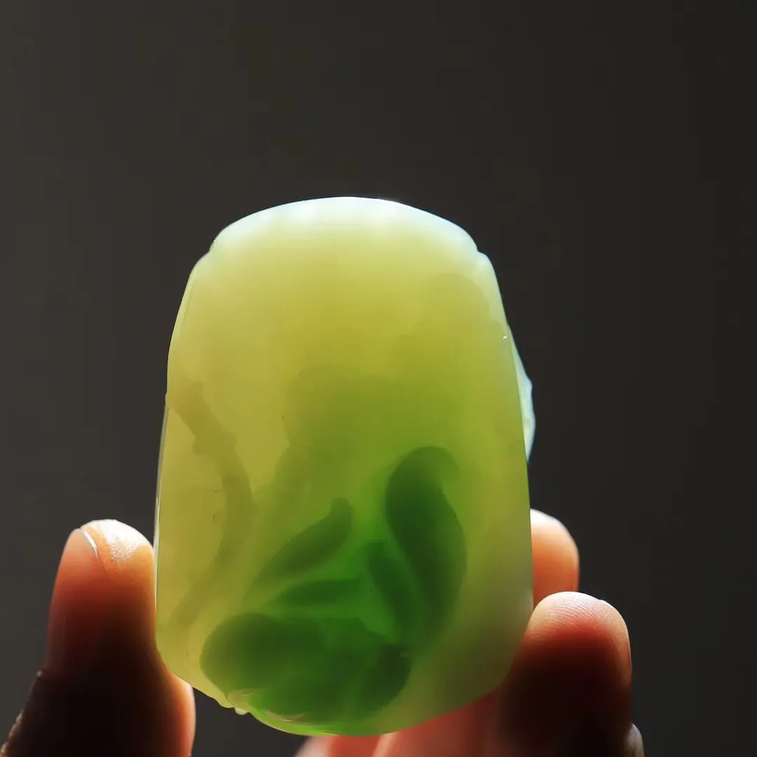 （荷韵）

精品和田玉翠青荷花挂件，玉质细腻温润，油润感十足，心似莲花开，风华可绝代，醉卧清 风中里，翩翩入梦来。荷花悄然绽放，气韵传神。重45.8克   尺寸52.4-37-12.4mm  FDS-78129174