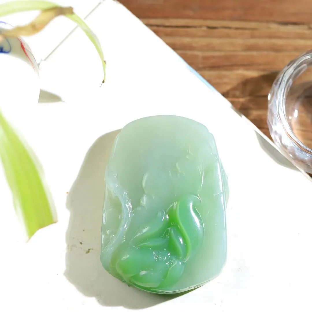 （荷韵）

精品和田玉翠青荷花挂件，玉质细腻温润，油润感十足，心似莲花开，风华可绝代，醉卧清 风中里，翩翩入梦来。荷花悄然绽放，气韵传神。重45.8克   尺寸52.4-37-12.4mm  FDS-78129174
