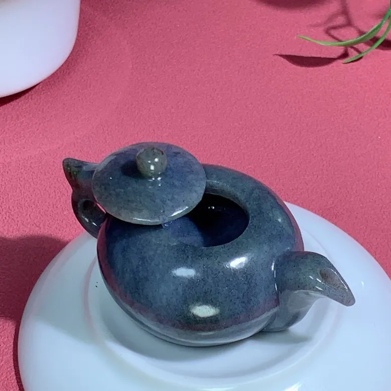 新疆籽料青花把把壶。尺寸85/51/40重125克  玉质细腻油润  手推出油  品相大气