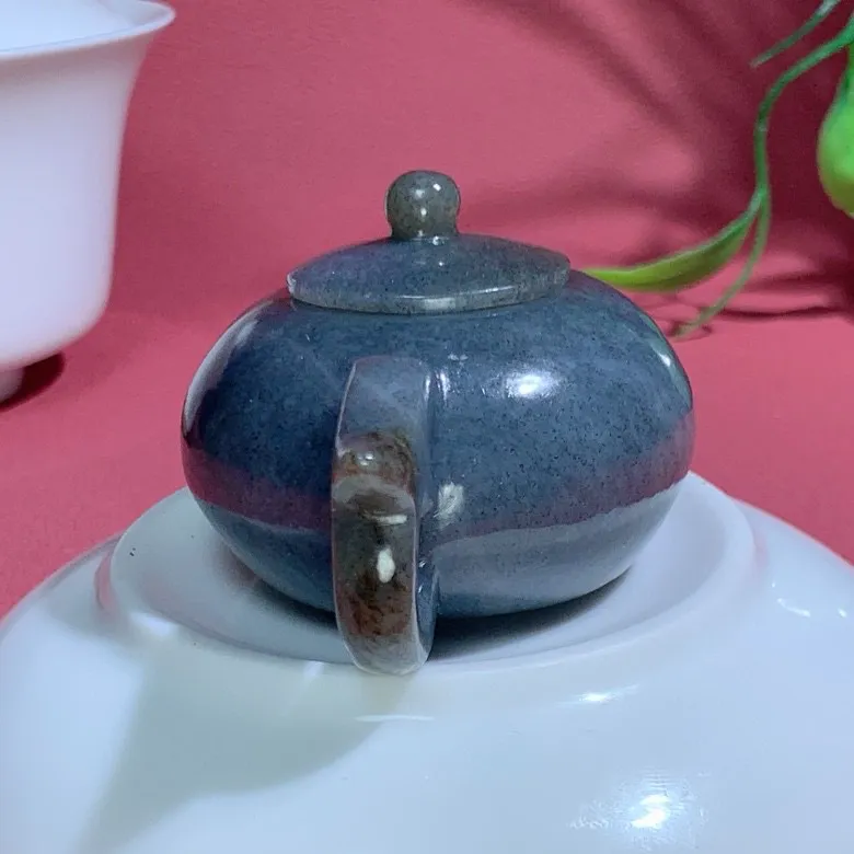 新疆籽料青花把把壶。尺寸85/51/40重125克  玉质细腻油润  手推出油  品相大气