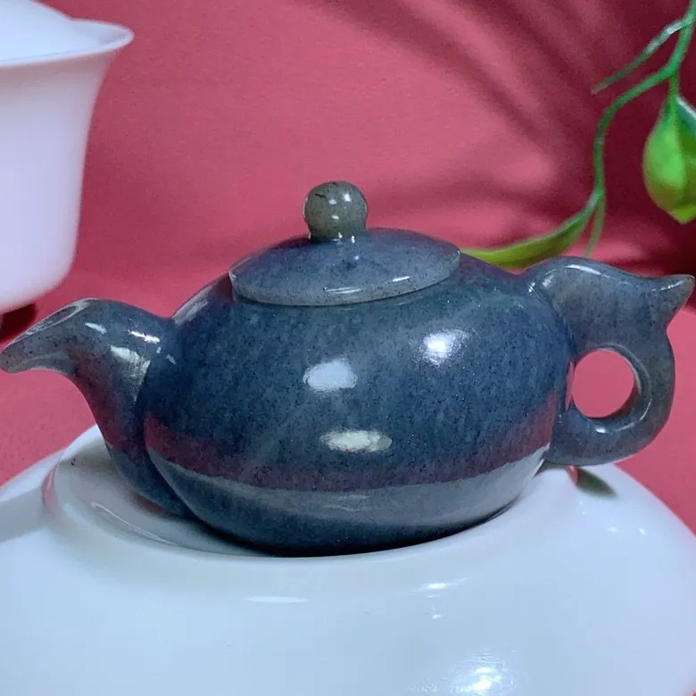 新疆籽料青花把把壶。尺寸85/51/40重125克  玉质细腻油润  手推出油  品相大气