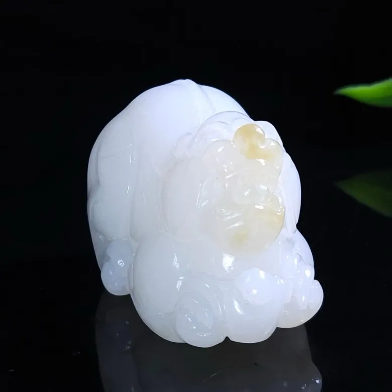 新疆且末糖招财进宝貔貅把件  尺寸57/36/34重130克。白度一级  无裂无杂无结构   脂粉好油性足  手推出油 玉质细腻油润  品相大气