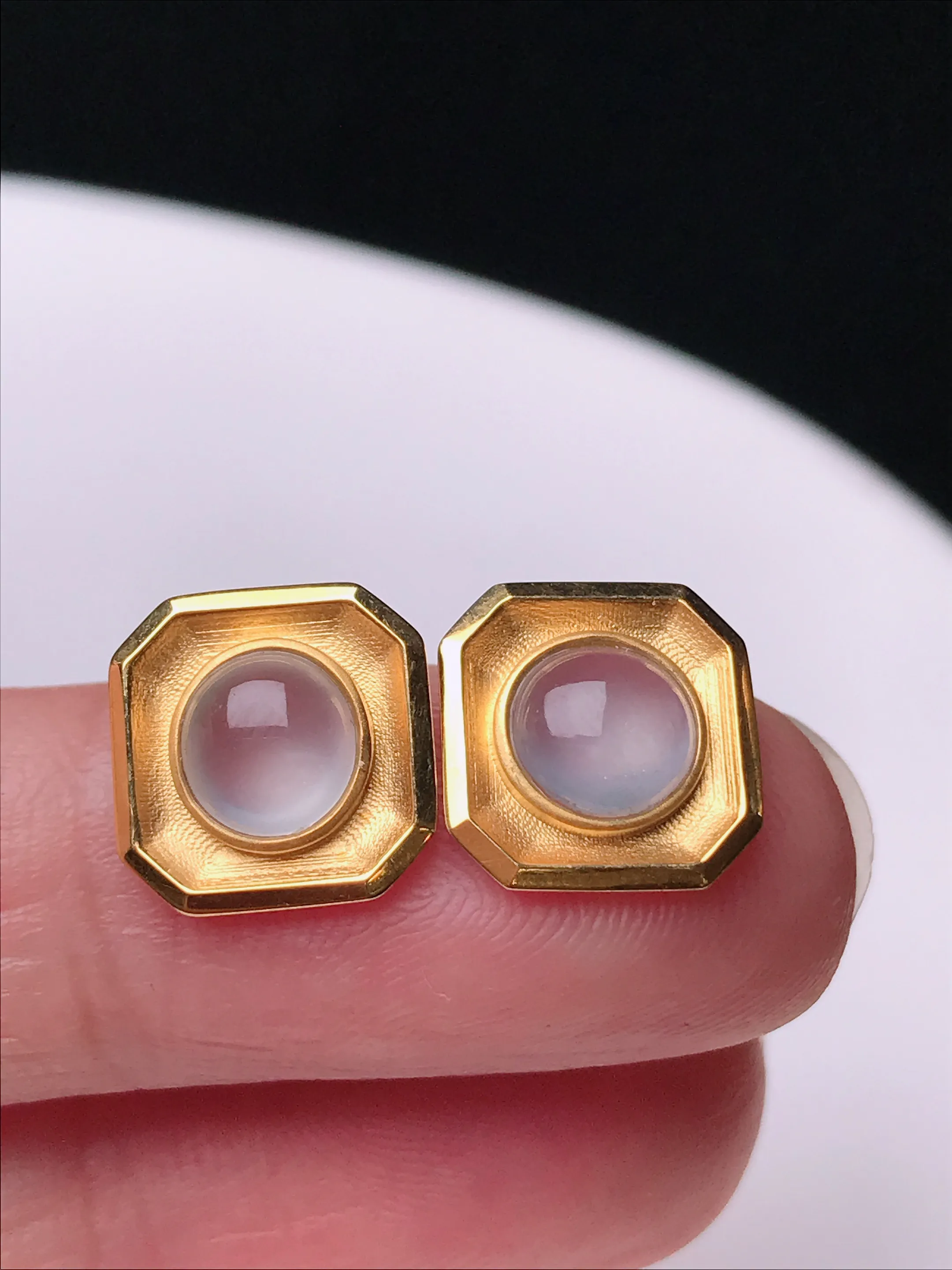 严选推荐耳饰耳钉，冰种翡蛋面耳钉，18k金镶嵌而成，品相佳，佩戴效果佳，尽显气质。种水很好，晶体结构致密，起强玻璃光泽。晶莹透亮，美感十足。高性价比，值得入手。裸石尺寸约5.5-5.5毫米
