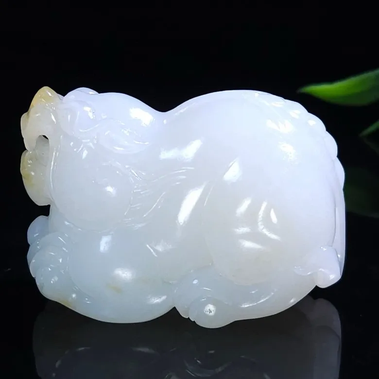 新疆且末糖招财进宝貔貅把件  尺寸57/36/34重130克。白度一级  无裂无杂无结构   脂粉好油性足  手推出油 玉质细腻油润  品相大气