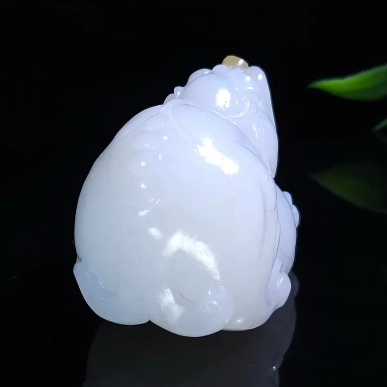 新疆且末糖招财进宝貔貅把件  尺寸57/36/34重130克。白度一级  无裂无杂无结构   脂粉好油性足  手推出油 玉质细腻油润  品相大气