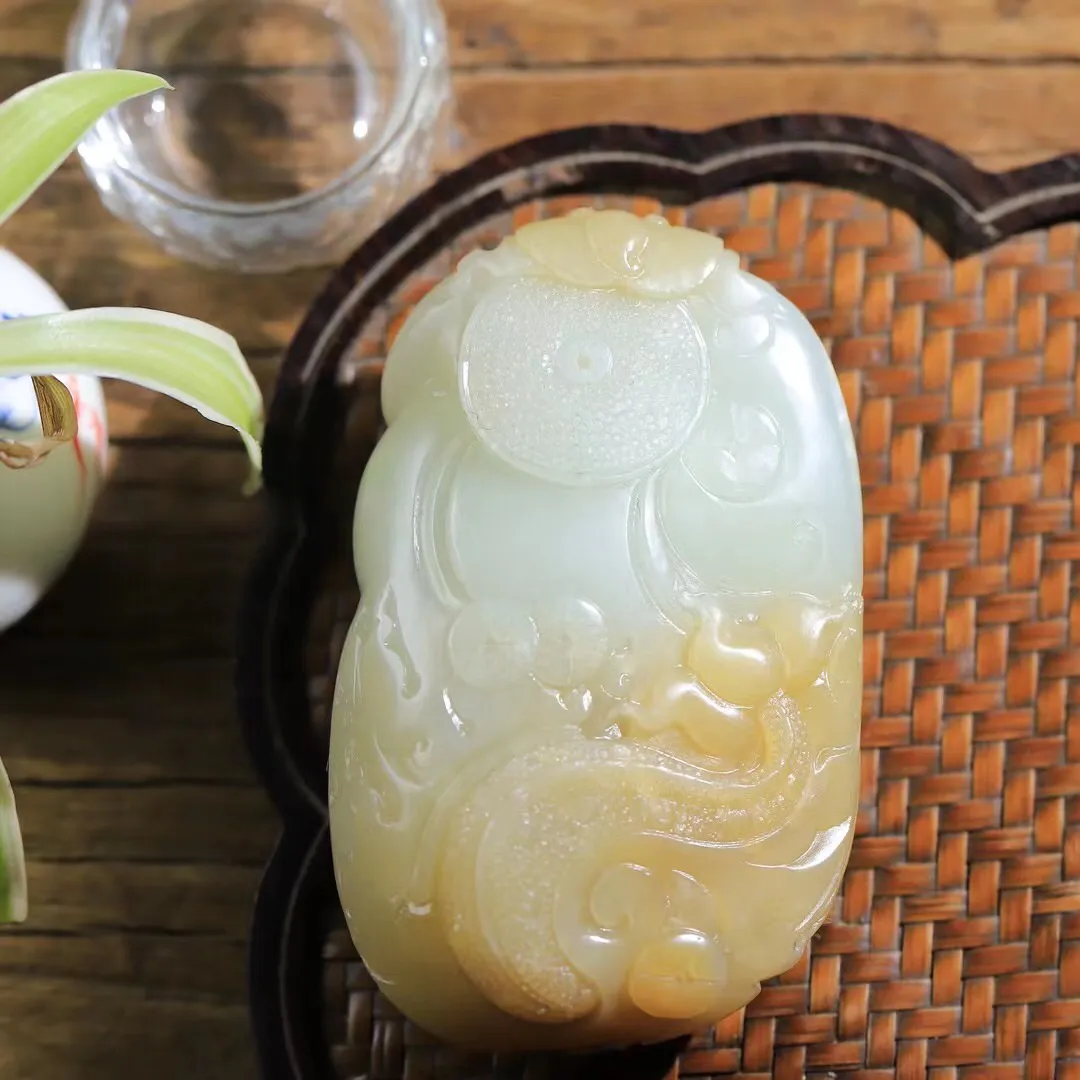 【御龙财神】

精品和田玉糖白玉御龙财神把件，料子油润细腻，财神是密教之护法神祇，诸财神之首，得其庇护，能财源广进，免除贫穷和一切经济窘困。尺寸81.7-50.8-26.5mm重171.3克fDZ-78129274